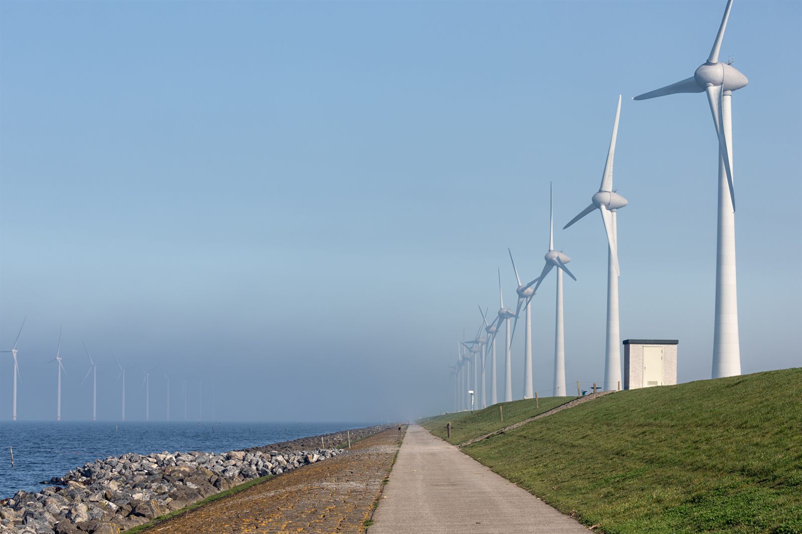 Cycle path along a dike